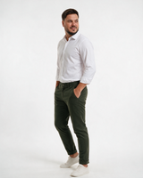 Muške slim fit maslinasto zelene pantalone od pamuka sa likrom za jesen/zimu, blago sužene ka dnu.