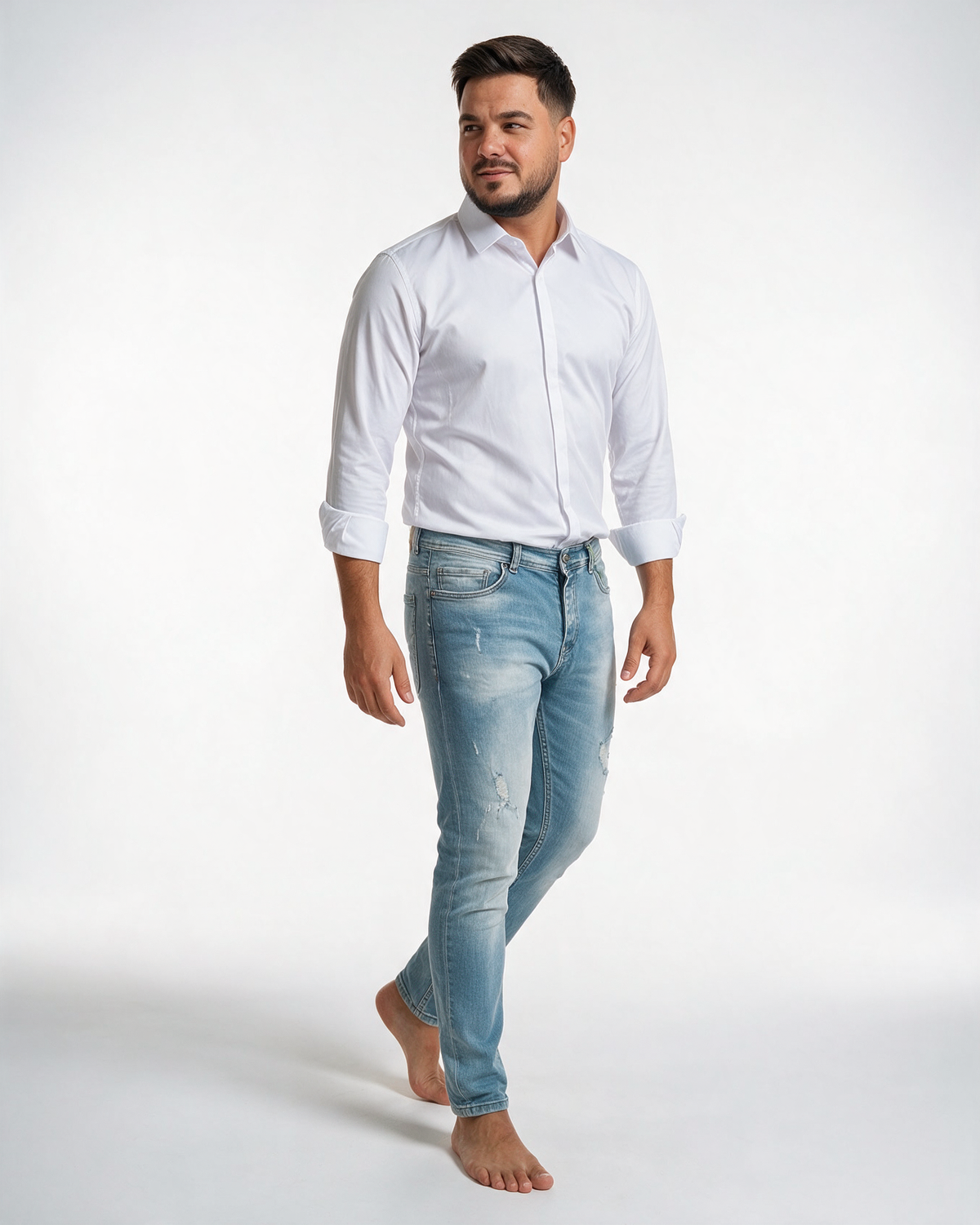 Muške svetlo plave skinny farmerke sa cepanim detaljima na butinama i kolenima, izbledeli efekat.