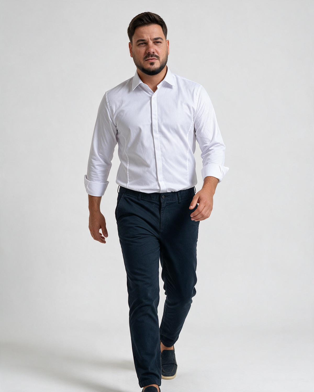 Muške teget Joymen pantalone ravnog kroja, od čvrste tkanine sa sitnom strukturom, kosi džepovi, džep sa dugmetom
