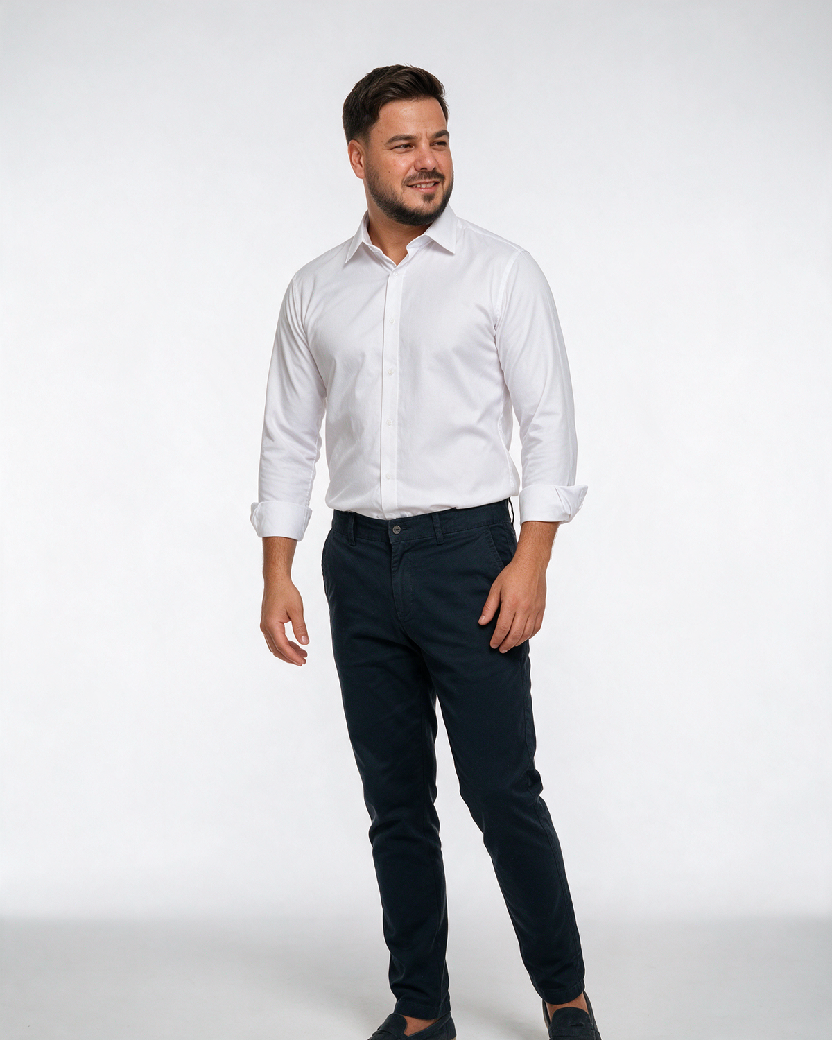 Muške teget pantalone ravnog kroja Joymen, sa kosim džepovima i džepom sa dugmetom pozadi, kožna etiketa na pojasu.
