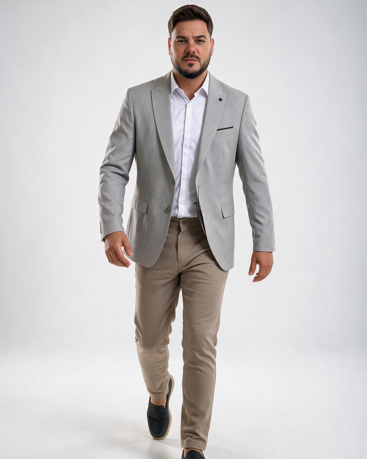 Muški svetlo sivi slim fit sako s teksturom, model hoda ka kameri