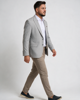 Muški svetlo sivi slim fit sako, sitno tkana tekstura, nošen sa strane, cela figura