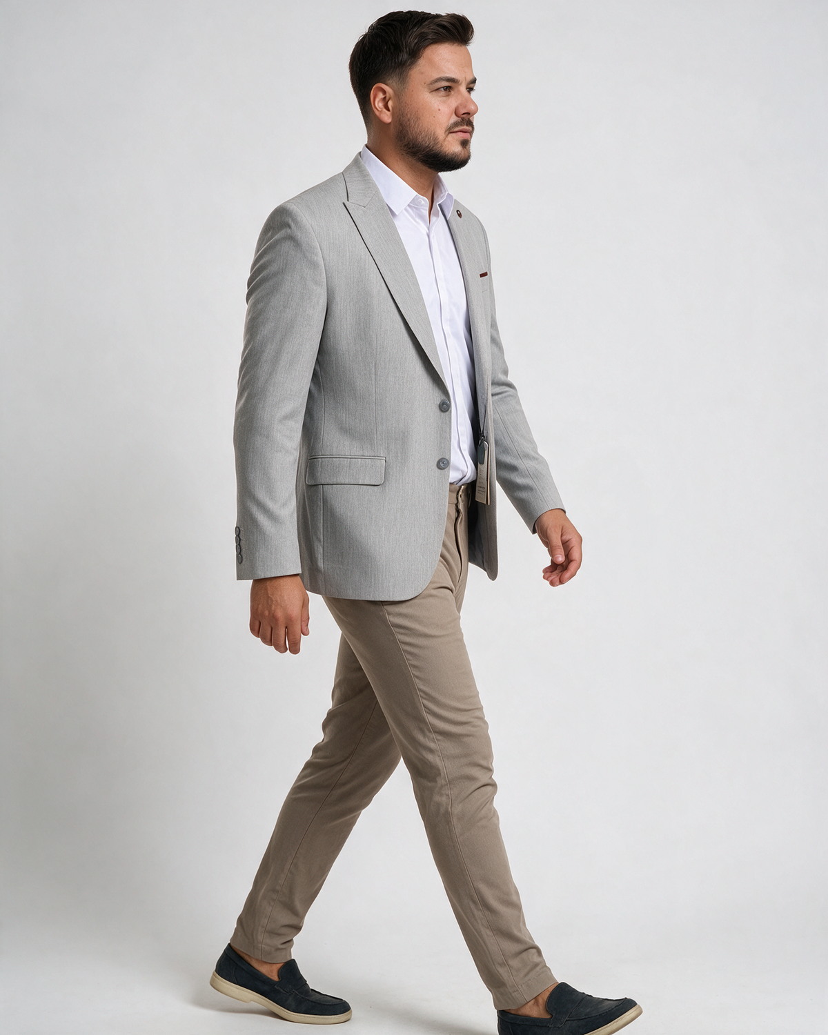 Muški svetlo sivi slim fit sako, sitno tkana tekstura, nošen sa strane, cela figura