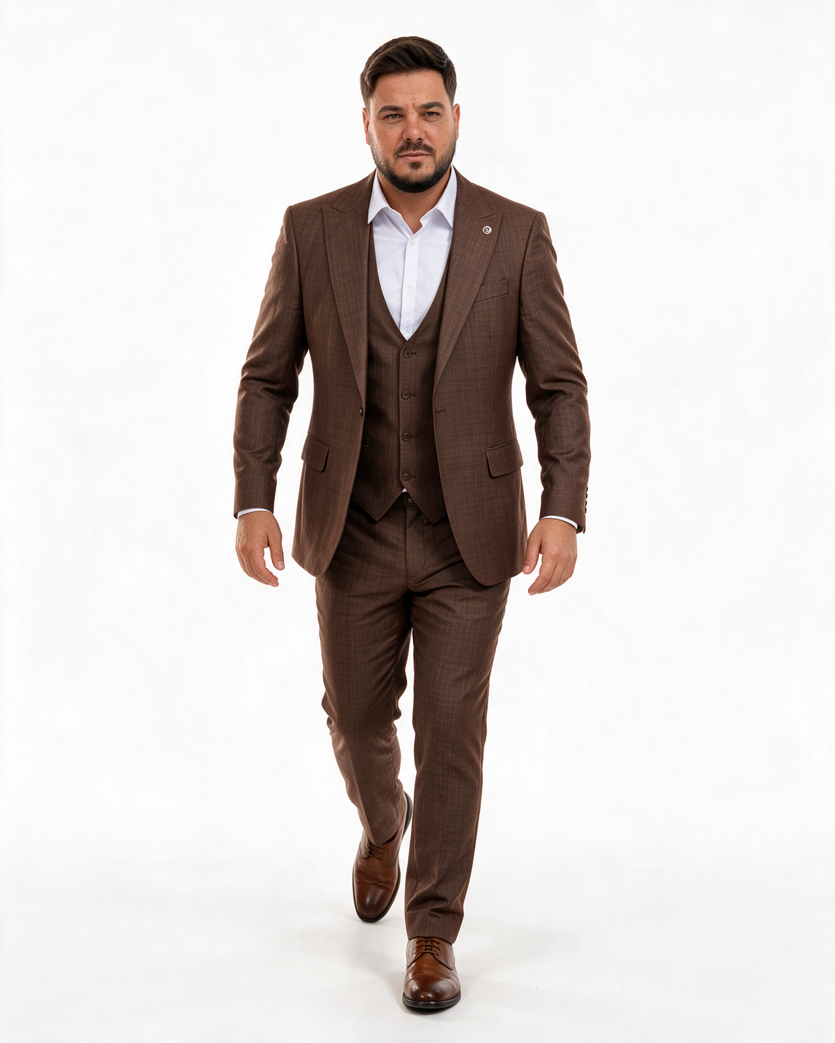 Muško trodelno braon karirano odelo sa špicastim reverom, sako na jedno dugme, prsluk i pantalone.