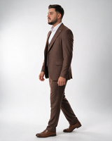 Muško braon karirano trodelno slim fit odelo sa špicastim reverom, prslukom i pantalonama, sako sa jednim dugmetom.