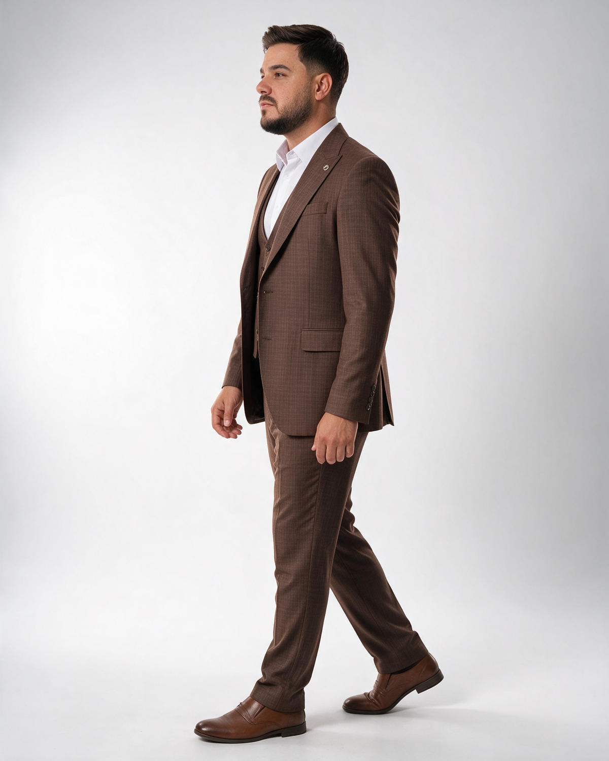 Muško braon karirano trodelno slim fit odelo sa špicastim reverom, prslukom i pantalonama, sako sa jednim dugmetom.