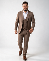 Muško trodelno svetlo braon odelo sa jednim dugmetom, prslukom i pantalonama, na modelu, prednji pogled.