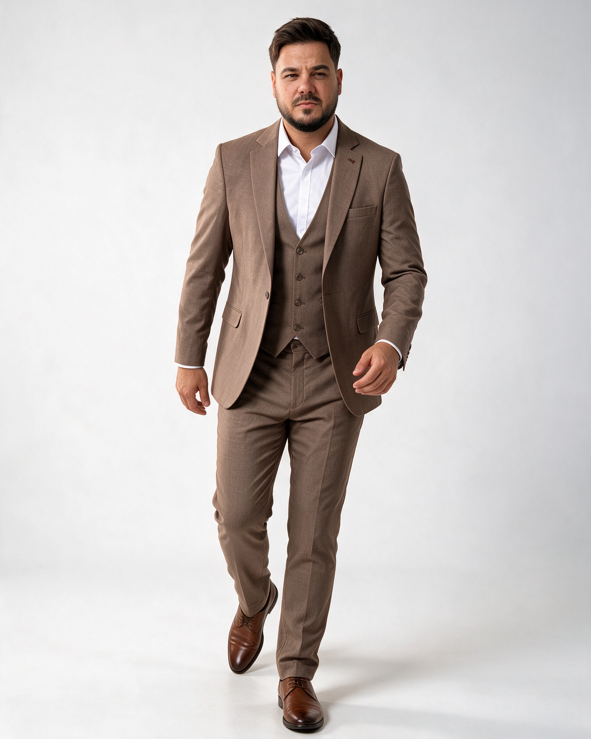 Muško trodelno svetlo braon odelo sa jednim dugmetom, prslukom i pantalonama, na modelu, prednji pogled.