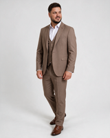 Muško trodelno svetlo braon odelo sa sakoom sa jednim dugmetom, prslukom i pantalonama, na modelu.