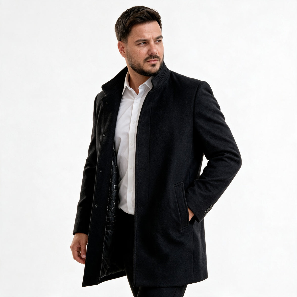 Muški elegantni crni kaput Costumen sa uspravnom kragnom, otkopčan preko bele košulje