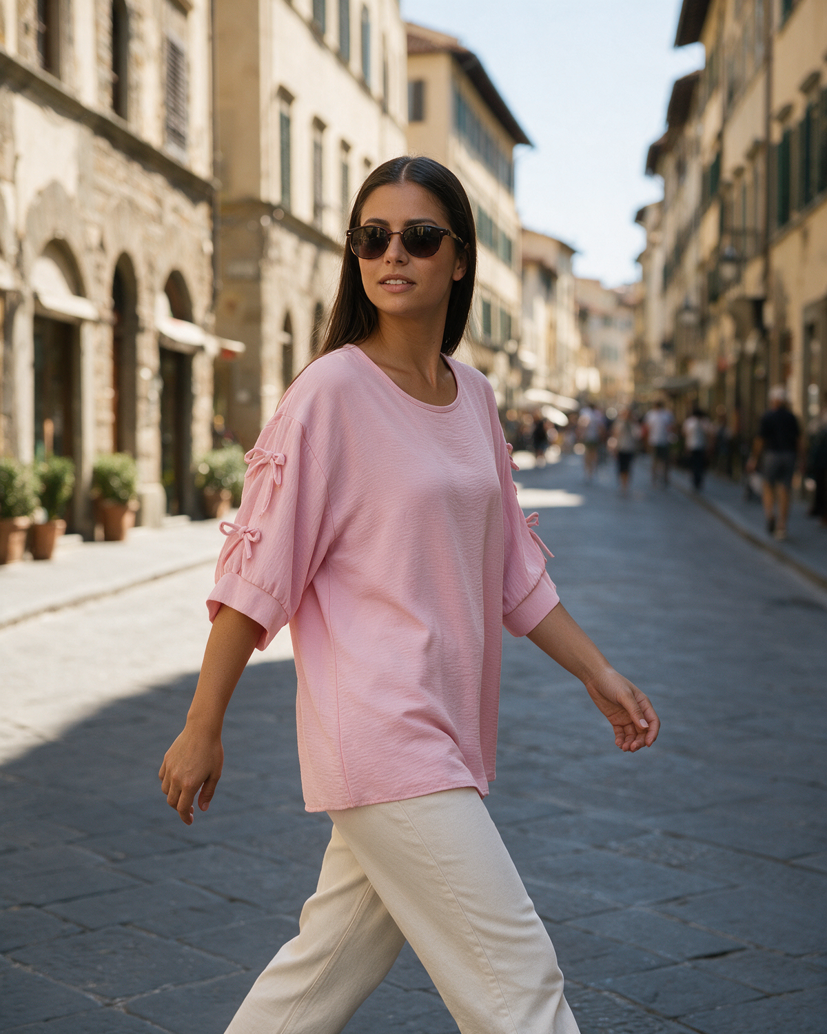 Roze široka bluza sa mašnicama na rukavima, krep tkanina, model širi, idealna za dan, uz farmerke ili bele pantalone.