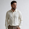 Šampanj slim fit muška košulja sa diskretnim linijama