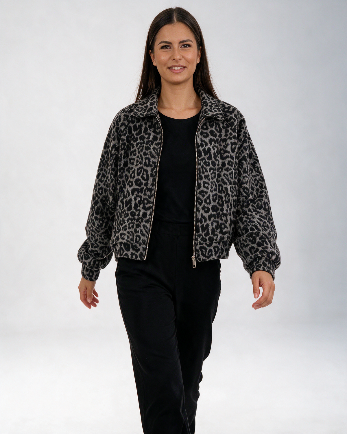 Ženska bomber jakna sa sivim leopard printom, kratka, sa rajsferšlusom i skupljenim rubovima, pamuk i poliester.