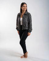 Ženska siva bomber jakna sa leopard šarom, kratka, rajsferšlus, pamuk, skupljeni rubovi, širi kroj.