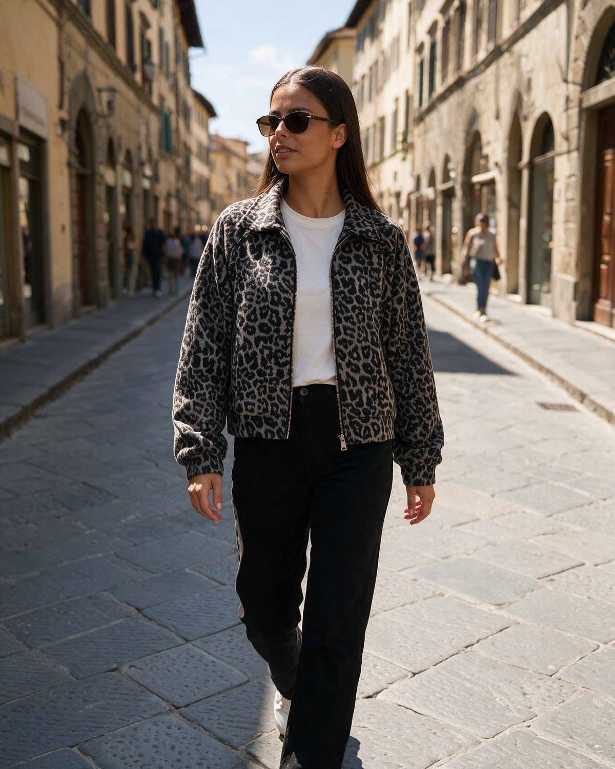 Ženska siva bomber jakna sa leopard šarom, kratka, rajsferšlus, skupljeni rubovi, pamučna postava