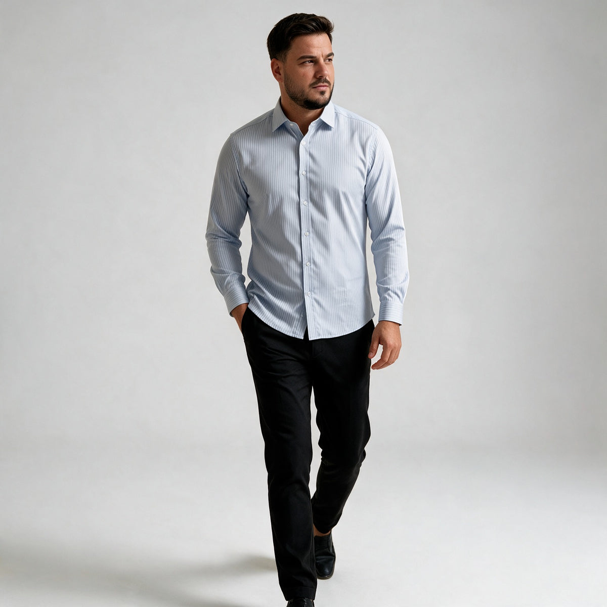 Svetlo plava slim fit muška košulja uz crne pantalone, cela figura