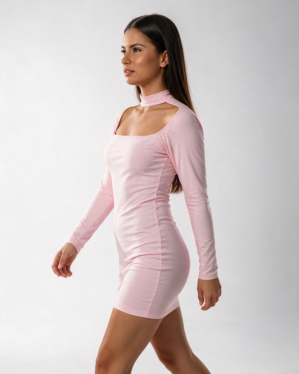Svetlo roze uska mini haljina sa choker kragnom i dugim rukavima