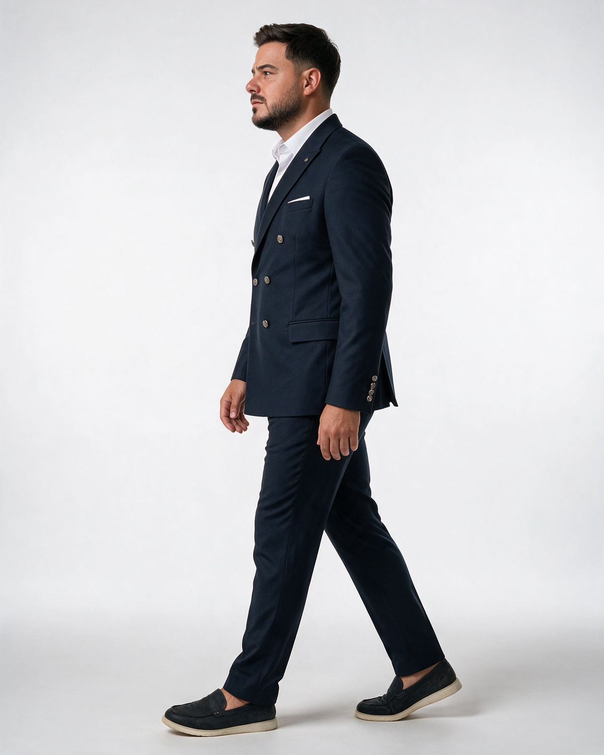 Muško tamno teget dvoredno odelo na preklapanje sa šiljatim reverom, metalnim dugmadima i Almino značkom, slim fit.