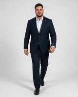 Muškarac u teget dvodelnom odelu slim fit kroja sa dva dugmeta, velikih brojeva od 60 do 70.