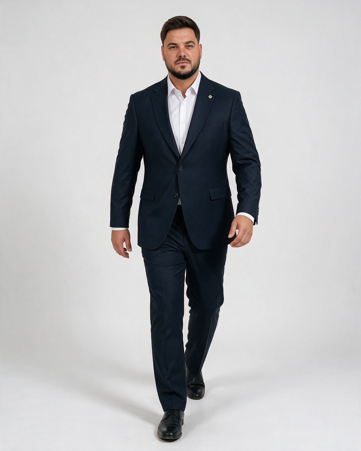 Muškarac u teget dvodelnom odelu slim fit kroja sa dva dugmeta, velikih brojeva od 60 do 70.